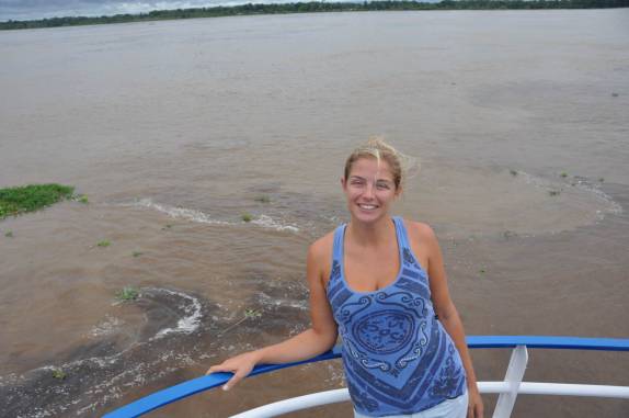 Navegando no 'encontro das águas', ponto de encontro entre o Rio Negro e o Rio Solimões, formando o Rio Amazonas